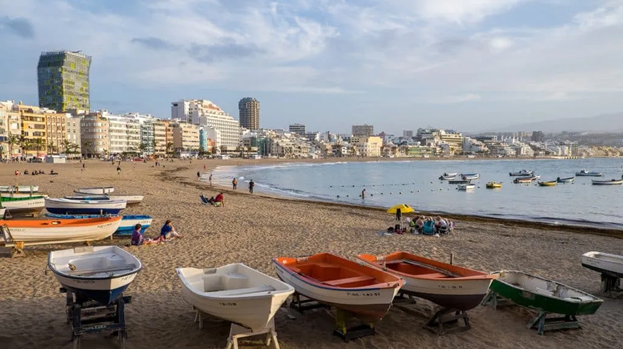 Het strand van Las Canteras verliest zijn blauwe vlag