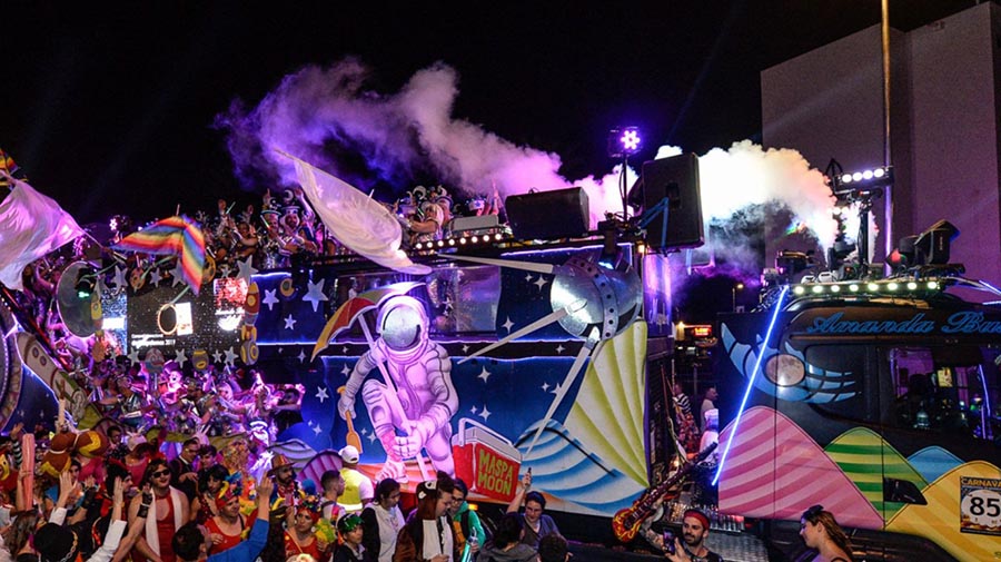 100 praalwagens klaar voor de Grote Optocht van het Internationale Carnaval van Maspalomas