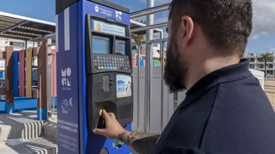 Mogán introduceert nieuw betalingssysteem voor ligbedden en parasols op haar stranden
