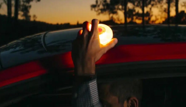 „Help Flash“ waarschuwingslicht V-16 met GPS is vanaf januari 2026 verplicht in de auto!